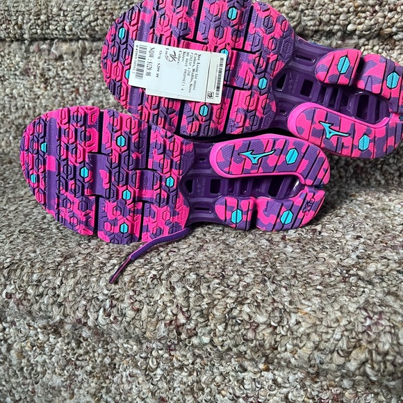 Mizuno women's sneakers size 7.5 wide. NWT, no box - Picture 6 of 6